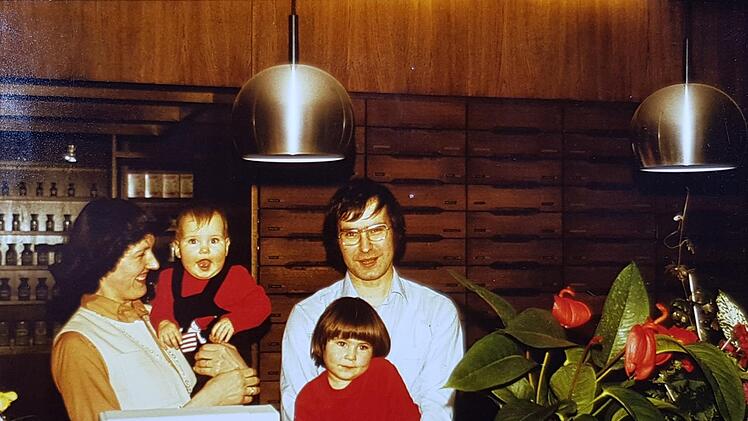 Die junge Familie mit Gattin Edith und Anton Schorn sowie den Kindern Mirjam und Daniela bei der Eröffnung der Markt-Apotheke im Jahr 1979.