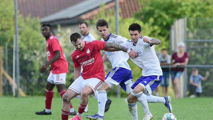 "Der Ball läuft in eine andere Richtung als wir" scheinen diese Rödelmairer und  Münnerstädter Spieler im Bezirksliga-Derby zu denken.   Foto: Anand Anders