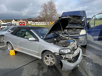 Kleintransporter und Auto stoßen im Kreuzungsbereich zusammen