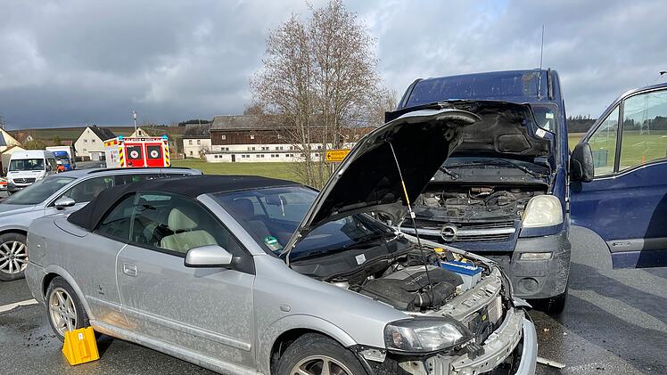 Kleintransporter und Auto stoßen im Kreuzungsbereich zusammen