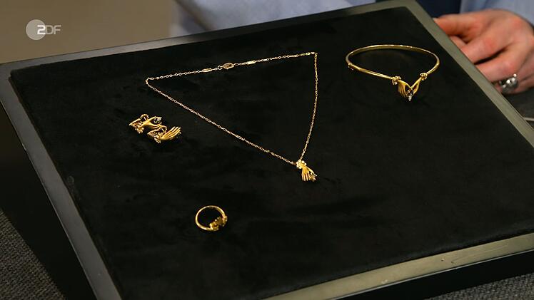 Wieso Hände als Motive? Das Design des Schmucksets mit Diamanten und Saphiren konnte Lichter nicht nachvollziehen. Patrick Lessmann lobte das "Design, das im Gedächtnis bleibt". Den Wunschpreis von 2.500 Euro korrigierte Lessmann auf 4.500. Schmitz-Avila bezahlte 4.020.