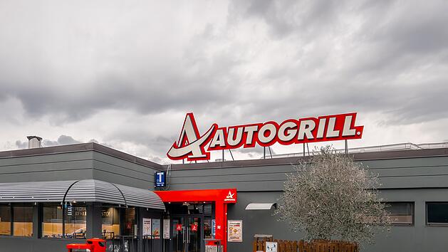 Brugnato, La Spezia, Ligurien, Italien - März 08, 2024: Autogrill-Eingang in der Raststätte Brugnato Est an der Autobahn Azzurra A12. Autogrill ist ein italienisches multinationales Catering-Unternehmen für Reisende. Schild Autogrill Brugnato, La Spezia, Liguria, Italy - March 08, 2024: Autogrill entrance in Brugnato Est service area on Azzurra A12 highway. Autogrill is an Italian multinational catering company for travelers. Sign Autogrill