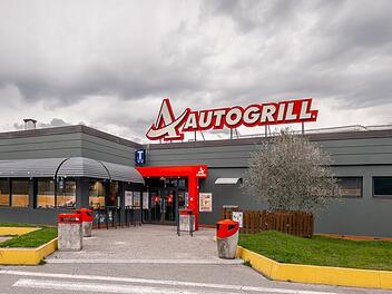 Brugnato, La Spezia, Ligurien, Italien - März 08, 2024: Autogrill-Eingang in der Raststätte Brugnato Est an der Autobahn Azzurra A12. Autogrill ist ein italienisches multinationales Catering-Unternehmen für Reisende. Schild Autogrill Brugnato, La Spezia, Liguria, Italy - March 08, 2024: Autogrill entrance in Brugnato Est service area on Azzurra A12 highway. Autogrill is an Italian multinational catering company for travelers. Sign Autogrill