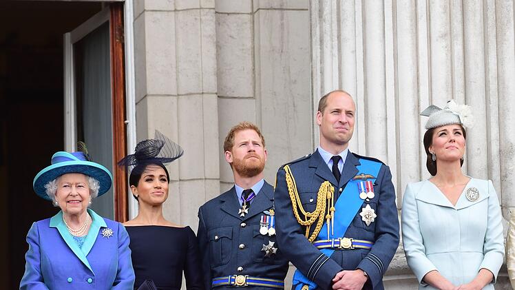 Anfang 2020 entschieden sich Prinz Harry (dritter von links) und seine Frau Meghan (zweite von links) zum R&uuml;ckzug aus der k&ouml;niglichen Familie. F&uuml;r die Queen (links), Thronfolger Prinz William und dessen Frau Kate folgte eine schwierige Phase.