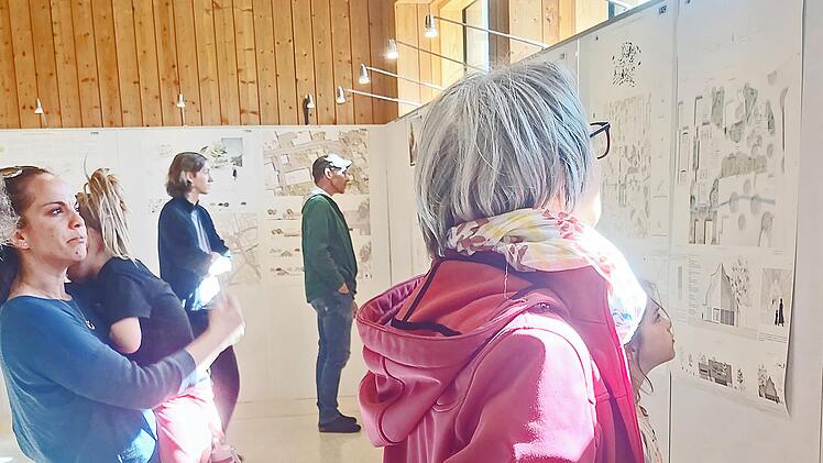 Die Entw&uuml;rfe der Architekten ziehen neugierige Blicke auf sich.