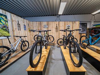 Mr. Bike in Lichtenfels bietet Fahrr&auml;der, E-Bikes, Zubeh&ouml;r und eine professionelle Werkstatt f&uuml;r Wartungen sowie Reparaturen an.