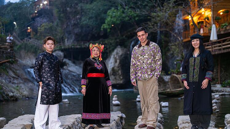 Nico Santos (zweiter von rechts) lernt eine v&ouml;llig fremde Musik und Kultur kennen. Er spielt mit dem vietnamesischen Musiker Mai Ch&iacute; C&ocirc;ng (links) und der vietnamesischen Volksk&uuml;nstlerin Ho&agrave;ng Thị B&iacute;ch Hồng (zweite von links). Dabei ist auch Nicos "Local Guide" Phạm Th&ugrave;y Mi (rechts).