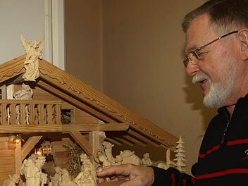 Jürgen Brendel zeigt seine Krippe mit Figuren aus Oberammergau.  Fotos: Stefan Geiger