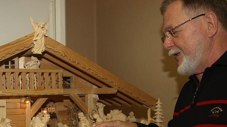 Jürgen Brendel zeigt seine Krippe mit Figuren aus Oberammergau.  Fotos: Stefan Geiger