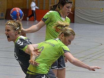 TSH-Rückraumspielerin Daniela Held setzt sich im Halbfinale energisch gegen zwei Forchheimerinnen (grüne Trikots) durch und holt zum Wurf aus. Fotos: Picturedreams