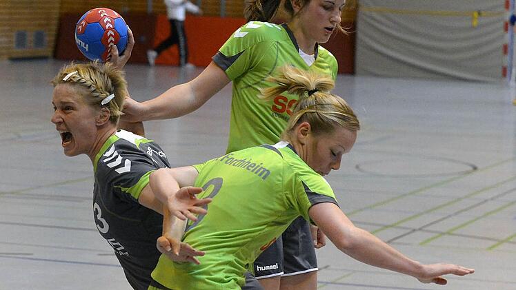 TSH-Rückraumspielerin Daniela Held setzt sich im Halbfinale energisch gegen zwei Forchheimerinnen (grüne Trikots) durch und holt zum Wurf aus. Fotos: Picturedreams