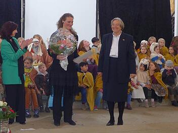 Stifterin Ingrid-Maria Bücher aus München (rechts) und Claudia Willerding, Mitglied des Stiftungsrates (links), überreichten Ingrid Kasper den Jubiläumspreis der Bücher-Dieckmeyer Stiftung. Alle Fotos: Sabine Meissner
