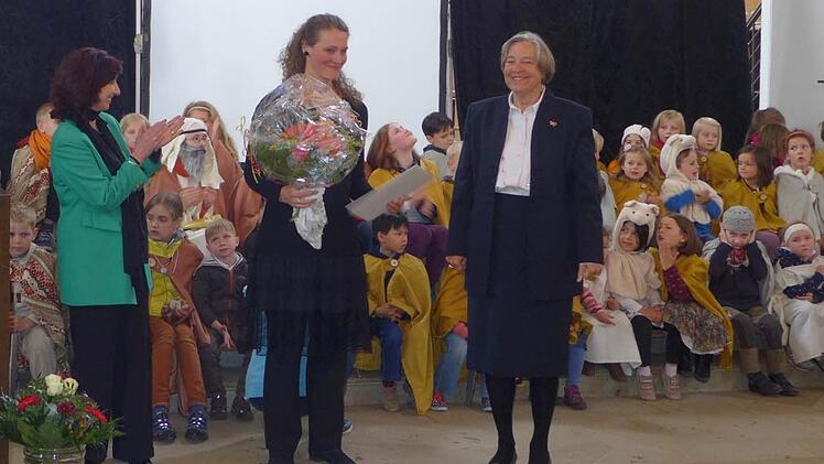 Stifterin Ingrid-Maria Bücher aus München (rechts) und Claudia Willerding, Mitglied des Stiftungsrates (links), überreichten Ingrid Kasper den Jubiläumspreis der Bücher-Dieckmeyer Stiftung. Alle Fotos: Sabine Meissner