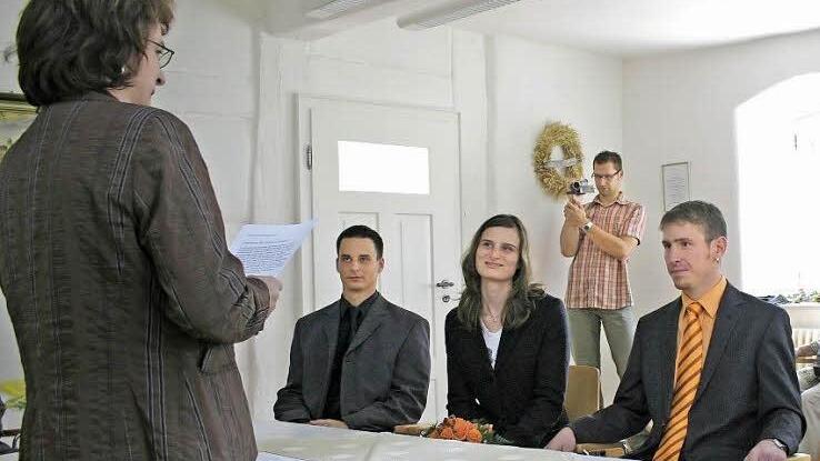Brigitte Schüpferling (l.) Aufgabe ist es unter anderen, die Ehe zwischen zwei sich liebenden Menschen zu schließen.  Foto: Löwisch