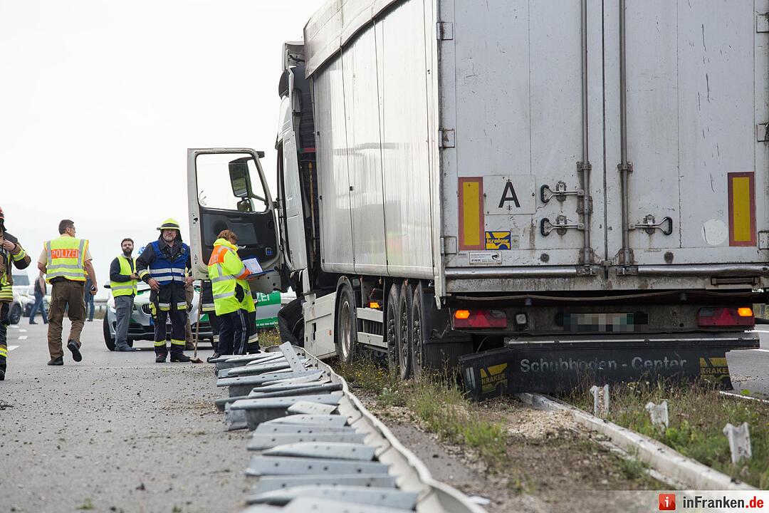 Lkw kracht nach Reifenplatzer auf A73 in Leitplanke