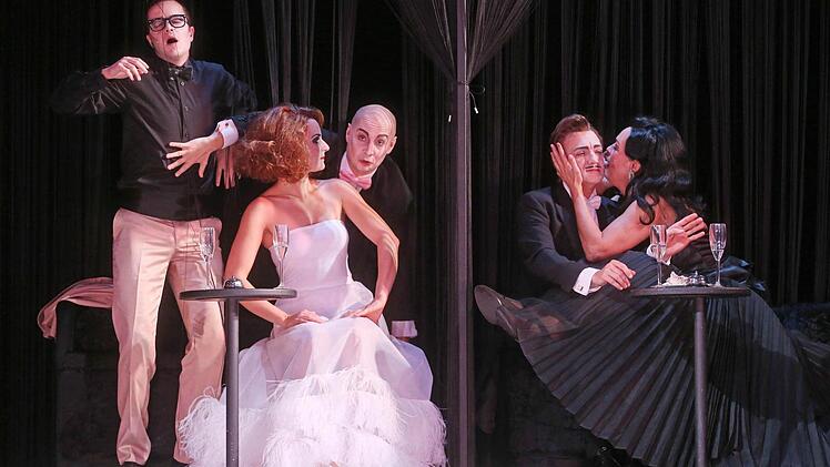 Szene aus "Ball im Savoy" am Landestheater CoburgFoto: Henning Rosenbusch