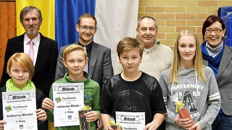 Bei der Bürgerversammlung wurden erfolgreiche Sportler der Gemeinde Niederfüllbach geehrt (von links): Martin Rauscher, Bastian Büttner, Georg Konorek, Tina Großmann (Sportbeauftragte), Katharina Blinzler, Johannes Blinzler, Jan Vogler und Kristin Krämer.  Foto: Gabi Arnold