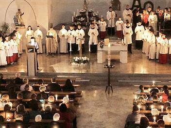 Nur Kerzen erhellen zu Beginn des Auferstehungs-Gottesdienstes das Gotteshaus.  Fotos: Franz Galster