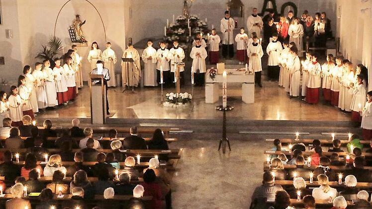 Nur Kerzen erhellen zu Beginn des Auferstehungs-Gottesdienstes das Gotteshaus.  Fotos: Franz Galster
