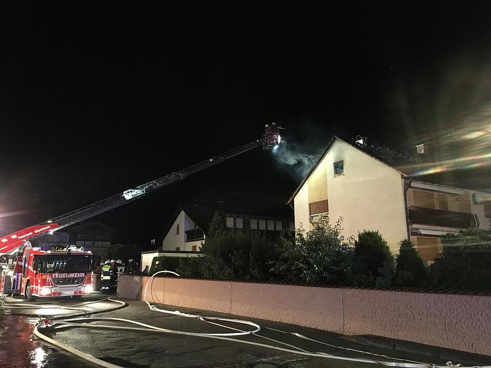 Blitzschlag setzt Dachstuhl in Brand