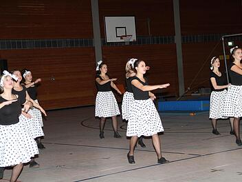Mit einem Tanz im Stil der 50er Jahre erfreuten die Schülerinnen des Meranier-Gymnasiums.   Gerda Völk