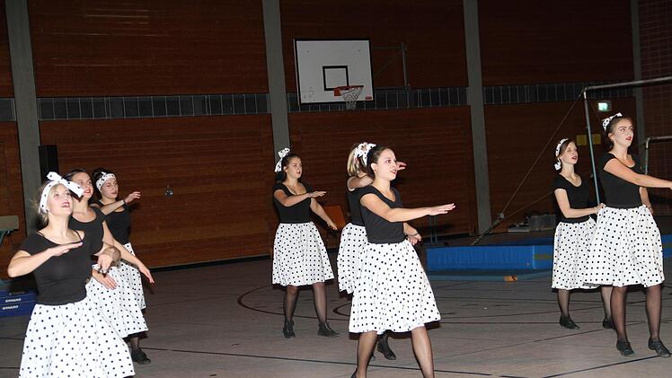 Mit einem Tanz im Stil der 50er Jahre erfreuten die Schülerinnen des Meranier-Gymnasiums.   Gerda Völk