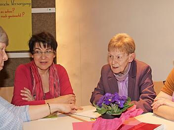 An diesem Tisch ging es um die medizinische Versorgung in der Pflege. Foto: Gerda Völk