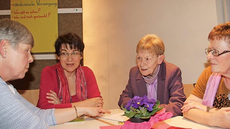 An diesem Tisch ging es um die medizinische Versorgung in der Pflege. Foto: Gerda Völk