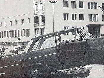 Ungewöhnlicher Parkplatz: In der Goethestraße hatte ein Autobesitzer 1973 seinen Pkw abgestellt, ohne sich um die dort stattfindenen Bauarbeiten zu kümmern.Foto: CT-Archiv/Schulz