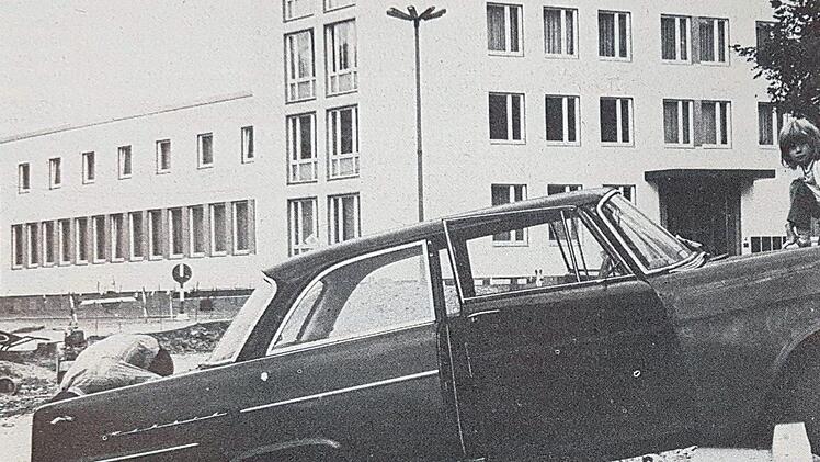 Ungewöhnlicher Parkplatz: In der Goethestraße hatte ein Autobesitzer 1973 seinen Pkw abgestellt, ohne sich um die dort stattfindenen Bauarbeiten zu kümmern.Foto: CT-Archiv/Schulz