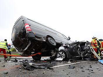 Hermsdorf: Rettungskr&auml;fte sind an der Unfallstelle auf der Autobahn 4 im Einsatz. Eine Frau ist bei dem Unfall zwischen Hermsdorf und R&uuml;dersdorf ums Leben gekommen. Mindestens neun Menschen wurden bei dem Unfall verletzt.Foto: Bj&ouml;rn Walther/dpa