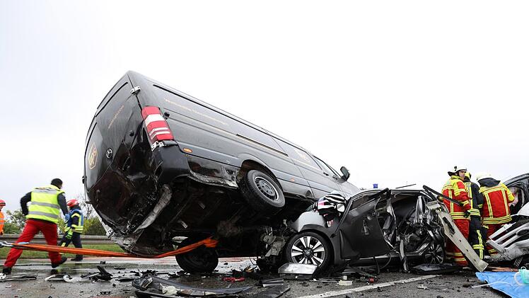 Hermsdorf: Rettungskr&auml;fte sind an der Unfallstelle auf der Autobahn 4 im Einsatz. Eine Frau ist bei dem Unfall zwischen Hermsdorf und R&uuml;dersdorf ums Leben gekommen. Mindestens neun Menschen wurden bei dem Unfall verletzt.Foto: Bj&ouml;rn Walther/dpa