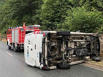 Ein Unfall ereignete sich am Donnerstagmorgen bei Kupferberg. Ein Paketfahrer verlor im Bereich des Steinbruchs die Kontrolle, die Bundesstra&szlig;e 289 musste zwei Stunden lang gesperrt werden.   Foto: Feuerwehr