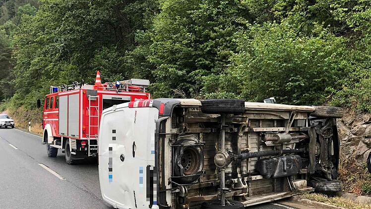 Ein Unfall ereignete sich am Donnerstagmorgen bei Kupferberg. Ein Paketfahrer verlor im Bereich des Steinbruchs die Kontrolle, die Bundesstra&szlig;e 289 musste zwei Stunden lang gesperrt werden.   Foto: Feuerwehr