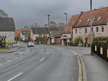 Auf der Hauptstraße an der Straßenquerung Raiffeisenstraße (l.) zum Brandbachweg (r.), die auch von Schulkindern genutzt wird, fordern Bürger eine Querungshilfe. Foto: Karl Heinz Wirth