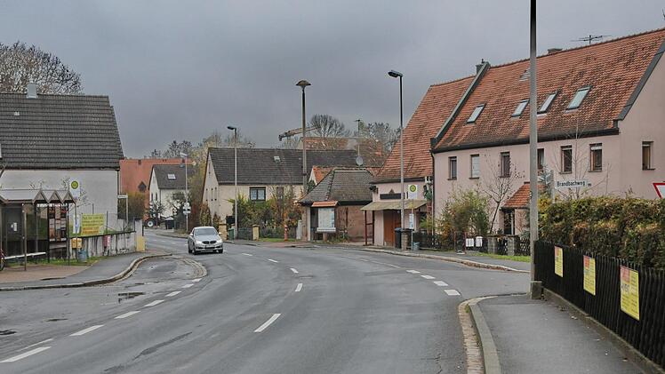 Auf der Hauptstraße an der Straßenquerung Raiffeisenstraße (l.) zum Brandbachweg (r.), die auch von Schulkindern genutzt wird, fordern Bürger eine Querungshilfe. Foto: Karl Heinz Wirth