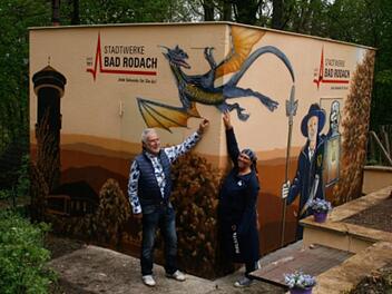 Ein echtes Schmuckstück am Hausberg. Claudia Lemm (rechts), die Pächterin des Ausflugslokals, und Herbert Müller, Vorsitzender des gemeinnützigen Vereins Bad Rodach, sind begeistert.  Fotos: Martin Rebhan