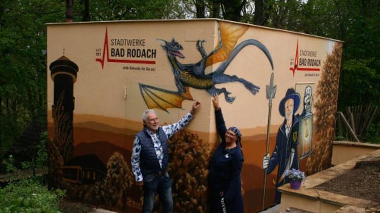 Ein echtes Schmuckstück am Hausberg. Claudia Lemm (rechts), die Pächterin des Ausflugslokals, und Herbert Müller, Vorsitzender des gemeinnützigen Vereins Bad Rodach, sind begeistert.  Fotos: Martin Rebhan