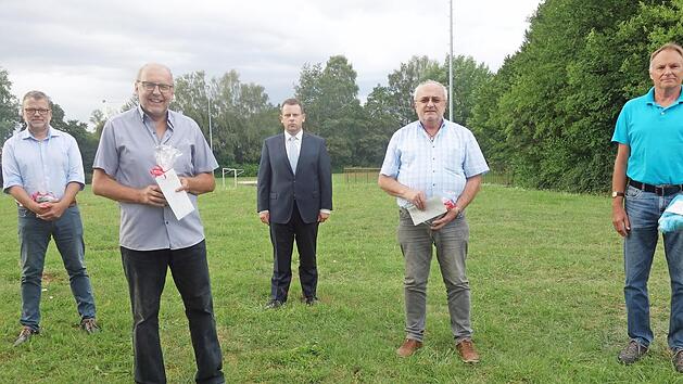 Zweiter Bürgermeister Michael Hofmann (Mitte) würdigte die Arbeit verdienter Gemeinderäte (von links): Thomas Carl, Norbert Wittmann, Jürgen Friedrich, Manfred Künzel. Foto: Doris Weidner