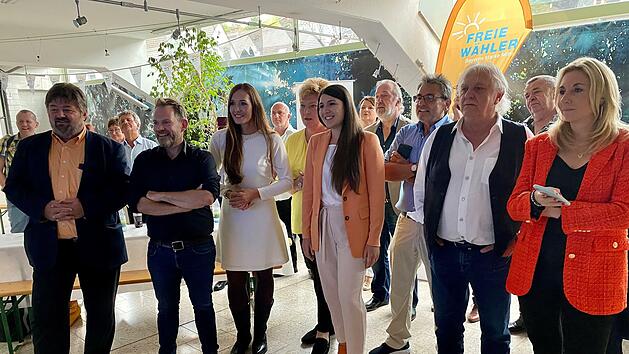 Wahlparty der Freien W&auml;hler mit  Landtagsmitglied Gerald Pittner, Frank Helmerich, Maili Wagner (Listenkandidatin Aschaffenburg), Jessica Klug (Spitzenkandidatin Landkreis Mildenberg), Gastgeber Josef Hofmann und Staatssekret&auml;rin Anna Stolz.
