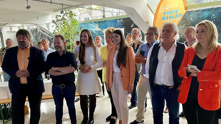 Wahlparty der Freien Wähler mit  Landtagsmitglied Gerald Pittner, Frank Helmerich, Maili Wagner (Listenkandidatin Aschaffenburg), Jessica Klug (Spitzenkandidatin Landkreis Mildenberg), Gastgeber Josef Hofmann und Staatssekretärin Anna Stolz.