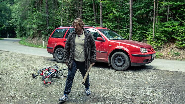 Florian (Dominic Marcus Singer) hat Nathalie mit seinem Auto angefahren und wird sie mit größter Brutalität in sein Haus verschleppen und dort misshandeln. Was ist sein Motiv? Das ist nicht das Thema des Films. Im Fokus steht Nathalies Sicht der Geschehnisse.