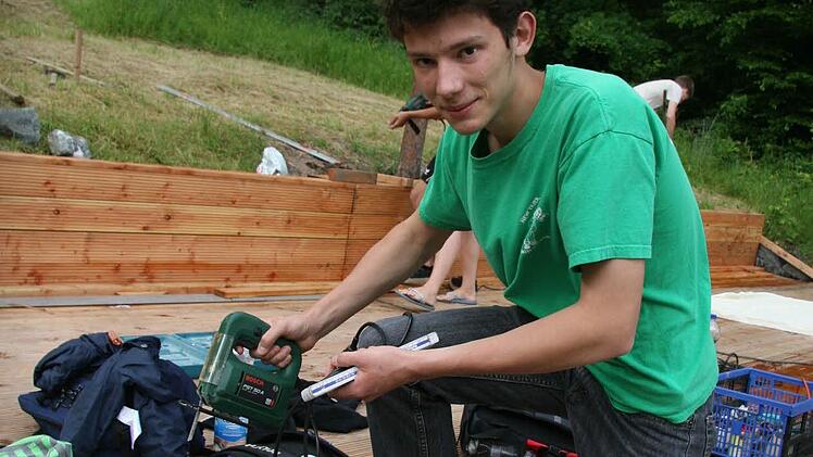 Paul Naser (17) beim Schrauben.