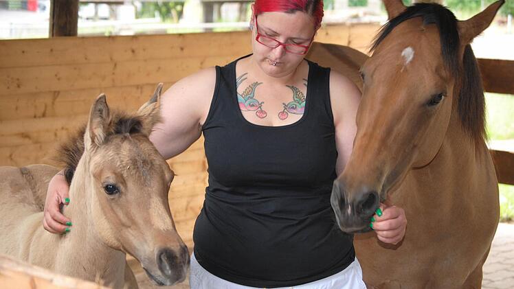 Auch knapp eine Woche nach dem Angriff kann Carina Pillitsch nicht verstehen, warum jemand ihr Pferd verletzt hat. Auch Fohlen Paula (links) leidet mit Pan.  Foto: p