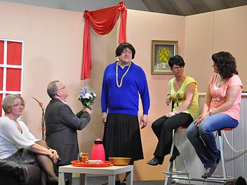 Spritzige Dialoge und unerwartete Situationskomik kennzeichneten die Komödie der Theatergruppe Katzenbach (v. l.): Sabine Geis, Ewald Metz, Norbert Halbis, Evi Kaiser und Julia Metz. Fotos: Peter Klopf