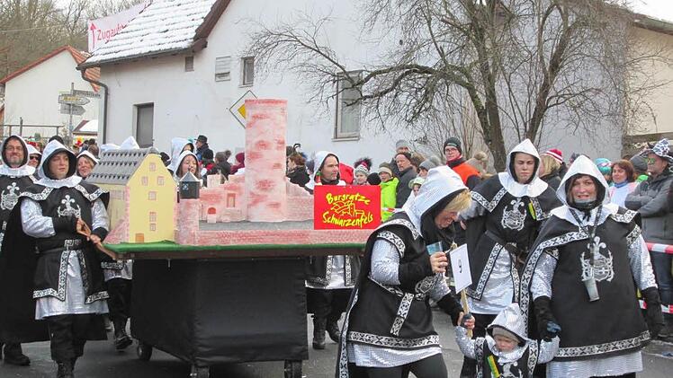 Burg Schwarzenfels, mit selbstgenähten Kostümen. Foto: Diana Leitsch