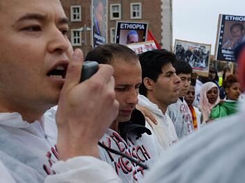Eine Gruppe von Flüchtlingen demonstriert vor dem Bundesamt für Migration in Nürnberg. Foto: Nikolas Pelke