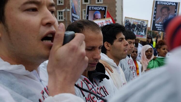Eine Gruppe von Flüchtlingen demonstriert vor dem Bundesamt für Migration in Nürnberg. Foto: Nikolas Pelke