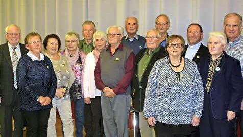 Vorsitzender Günter Dittmar (links) zeichnete die langjährigen Mitglieder im Rhönklub-Zweigverein Hammelburg für 40- und 25-jährige Zugehörigkeit mit dem Treueabzeichen aus.