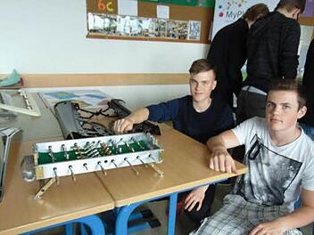 Einen Kicker aus Plastik präsentieren diese beiden Schüler der Realschule in Gräfenberg. Foto: Petra Malbrich